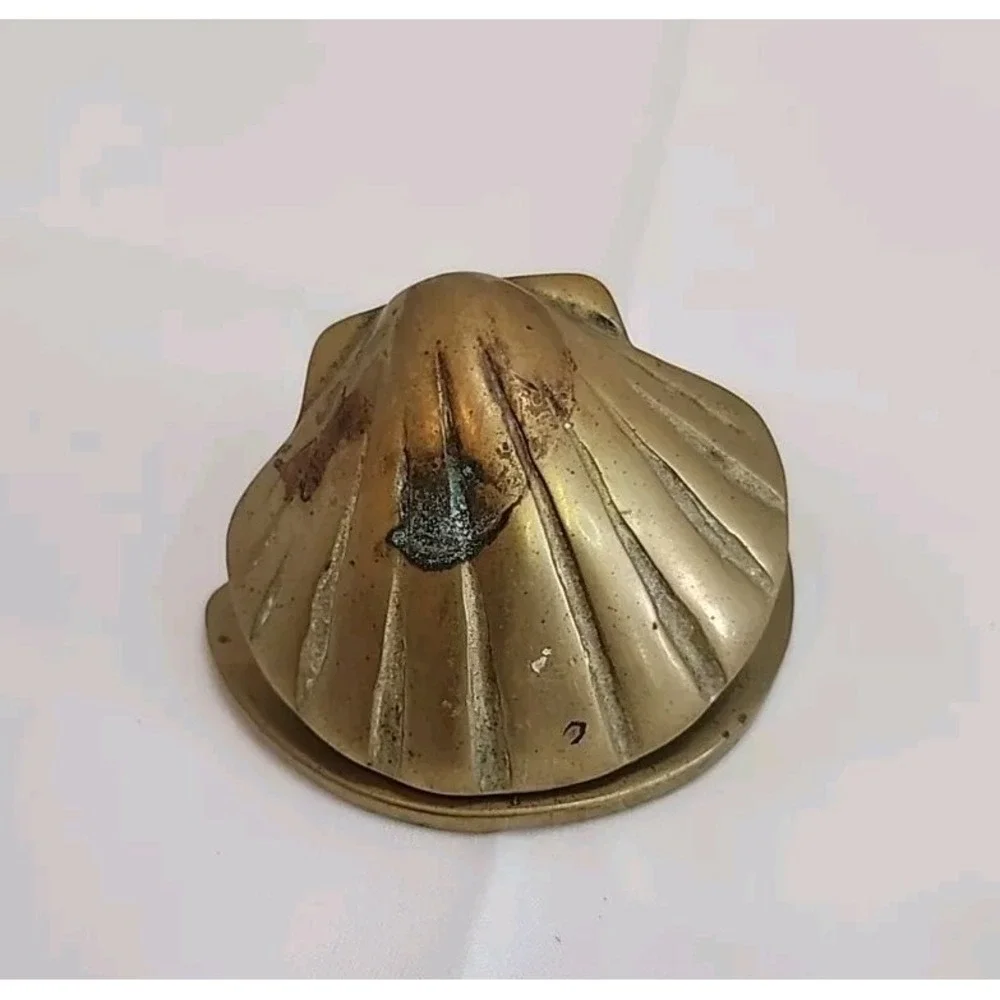 Vintage Solid Brass Metal Clamshell Scallop Shell Letter Towel Holder Heavy